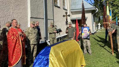 На Тернопільщині в останню дорогу провели воїна Івана Омелюту