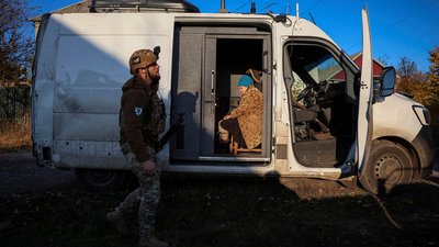 "Білі янголи" з антидроновими рушницями евакуюють місцевих з Костянтинівки