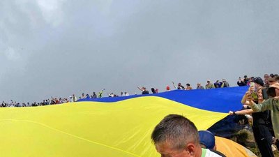 Синьо-жовтий стяг прощею 453 м² хмельничани підняли на Говерлі, 24 серпня 2023 Синьо-жовтий стяг прощею 453 м² хмельничани підняли на Говерлі, 24 серпня 2023
