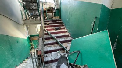 Збирають цеглу та закривають вікна: у Холодногірському районі Харкова прибирають наслідки російського обстрілу