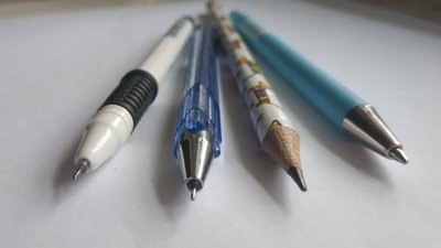 Писало, металеве перо та кулькова ручка: як змінювались знаряддя для письма на Рівненщині