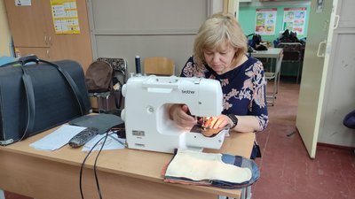 У Полтаві вчителі та волонтери шиють речі для військових У Полтаві вчителі та волонтери шиють речі для військових