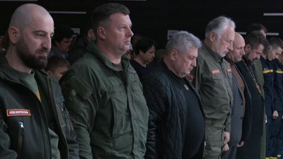 Пам'ять про рідних: у Черкасах дітям загиблих захисників вручили обереги "Батьківське серце" Пам'ять про рідних: у Черкасах дітям загиблих захисників вручили обереги "Батьківське серце"