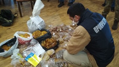 На Рівненщині вилучили понад 800 кг бурштину, який мали продати в Туреччину На Рівненщині вилучили понад 800 кг бурштину, який мали продати в Туреччину