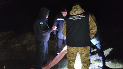 На Харківщині усувають наслідки забруднення нафтопродуктами. На Харківщині усувають наслідки забруднення нафтопродуктами.