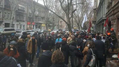 В Одесі вийшли на мітинг проти знесення колишнього пам'ятника архітектури В Одесі вийшли на мітинг проти знесення колишнього пам'ятника архітектури