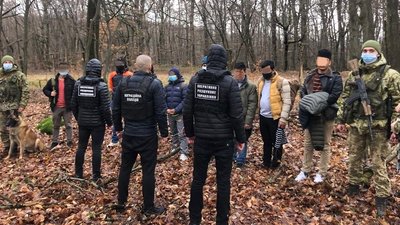 8 громадян Непалу затримали прикордонники на околиці Ужгорода 8 громадян Непалу затримали прикордонники на околиці Ужгорода