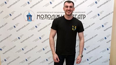 "Війна показала, що людям потрібна емпатія". До Дніпра приїхав театр, створений переселенцем з Луганська Гіо Пачкарією "Війна показала, що людям потрібна емпатія". До Дніпра приїхав театр, створений переселенцем з Луганська Гіо Пачкарією
