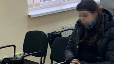 Поверталася з закордону: у "Ягодині" затримали жінку - підозрювану в фінансових махінаціях
