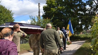 У Глухові попрощались із загиблим військовим Олександром Демченком У Глухові попрощались із загиблим військовим Олександром Демченком