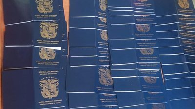 У пункті пропуску на Одещині затримали чоловіка с 57 паспортами: сім з них – російські У пункті пропуску на Одещині затримали чоловіка с 57 паспортами: сім з них – російські
