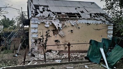 Військові РФ тричі атакували Нікополь: пошкоджені гімназія, підприємство, 11 осель