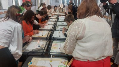 У Хмельницькому провели майстер-клас з писанкарства: яким технікам навчали