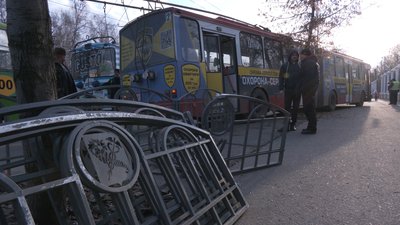"Мені довелося сюди заїхати": біля Парку Горького водій тролейбусу зніс паркан