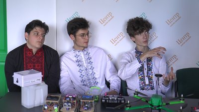 Як троє ліцеїстів та студент Фахового коледжу електронних приладів з Франківська розробили дрон-міношукач Як троє ліцеїстів та студент Фахового коледжу електронних приладів з Франківська розробили дрон-міношукач