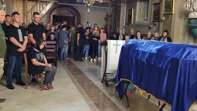 Зустрічали на колінах. На Тернопільщину привезли тіло загиблого військовослужбовця