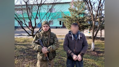 За спробу переправити сигарети через кордон: на Закарпатті двох чоловіків арештували на 10 діб За спробу переправити сигарети через кордон: на Закарпатті двох чоловіків арештували на 10 діб
