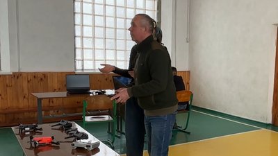 Ветеран навчає школярів керувати дронами