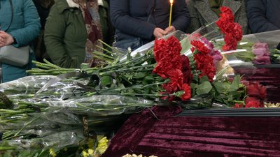 У Харкові 7 березня простилися з подружжям, авто якого РФ обстріляла під Вовчанськом У Харкові 7 березня простилися з подружжям, авто якого РФ обстріляла під Вовчанськом