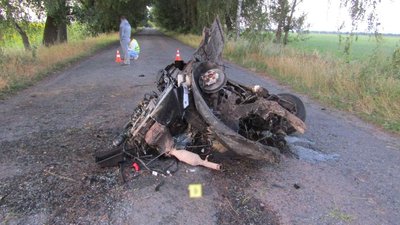 Біля Мени легковик зіткнувся з деревом: загинули двоє людей Біля Мени легковик зіткнувся з деревом: загинули двоє людей