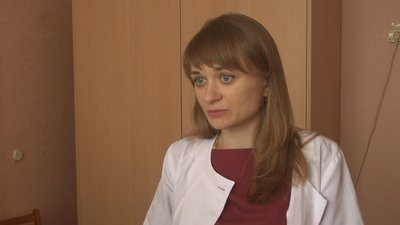 Лікарка-інфекціоністка Вікторія Бондар не радить їсти тушонки з м'яса та риби, ковбаси у вакуумних упаковках, у безпечності яких не впевнені. Лікарка-інфекціоністка Вікторія Бондар не радить їсти тушонки з м'яса та риби, ковбаси у вакуумних упаковках, у безпечності яких не впевнені.