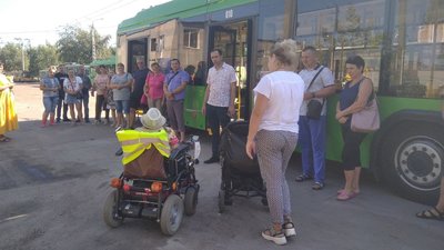 У Житомирі водії тролейбусів та маршруток зустрілися з пасажирами, які пересуваються на візках