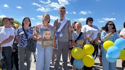Звільнений з полону Андрій Карпієць зняв свій портрет із Алеї Віри та Надії в Ізяславі