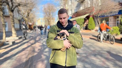 У Луцьку захисник разом з евакуйованою кішкою збирає гроші для військових