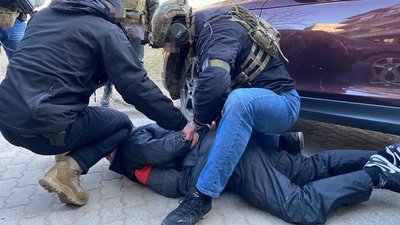 Вісьмох людей затримали на Закарпатті через підозру у вимаганні грошей за неіснуючі борги