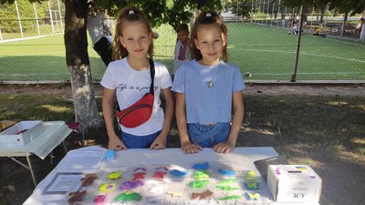 12-річні Аня та Юлія Чуйко з Полтавщини шиють брелки за збирають гроші для воїнів