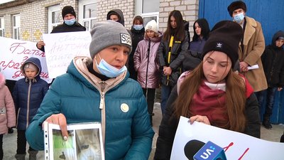 На Житомирщині пів сотні людей протестували проти призупинення діяльності Некрашівської гімназії На Житомирщині пів сотні людей протестували проти призупинення діяльності Некрашівської гімназії