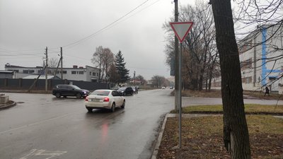 Світлофор на перехресті вулиць Комарова та Серьогіна у Полтаві цьогоріч не встановлюватимуть