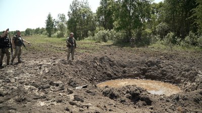 Вирва на місці падіння збитого безпілотника який збили прикордонники на Чернігівщині Вирва на місці падіння збитого безпілотника який збили прикордонники на Чернігівщині