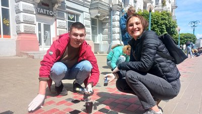 Мешканці Сум відновлюють вишиванку на бруківці по вулиці Соборна