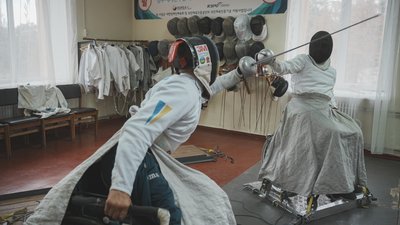 Мріють взяти участь у Паралімпійських іграх: у Харкові ветерани займаються фехтуванням на колісних кріслах