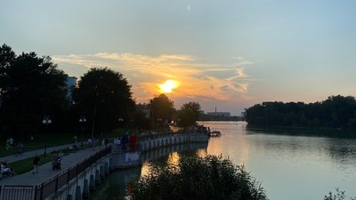 Захід сонця на річці Південний Буг у Хмельницькому, липень 2024 року