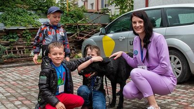 Тернопільські кінологи разом зі собаками завітали до дітей-переселенців Тернопільські кінологи разом зі собаками завітали до дітей-переселенців