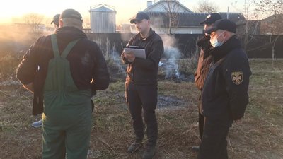 У селах на Франківщині поліцейські оштрафували паліїв трави та сміття