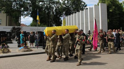 "Був справжнім, достойним командиром". У Сумах поховали військового Олександра Масюка "Був справжнім, достойним командиром". У Сумах поховали військового Олександра Масюка