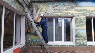 Володимир Поляков розмалював школу Володимир Поляков розмалював школу