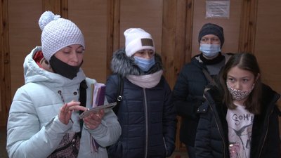 Викликали поліцію: у Чернігові батьки старшокласників вимагали пустити дітей до школи Викликали поліцію: у Чернігові батьки старшокласників вимагали пустити дітей до школи