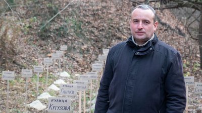"Топоніміка міста має стати нашою": сумський художник створив цвинтар російських вулиць "Топоніміка міста має стати нашою": сумський художник створив цвинтар російських вулиць