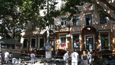 У будинку в центрі Одеси обвалилася частина карнизу