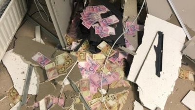 На Дніпропетровщині затримали чоловіків, підозрюваних у підриві банкомату й викраденні 200 тис. грн