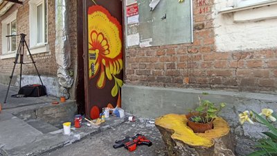 Квіти на стінах – житомирянка розписала свій під’їзд в стилі Марії Примаченко та петриківського розпису Квіти на стінах – житомирянка розписала свій під’їзд в стилі Марії Примаченко та петриківського розпису