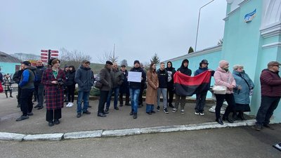 Біля Успенського собору на Волині відбулася акція протесту проти УПЦ МП Біля Успенського собору на Волині відбулася акція протесту проти УПЦ МП