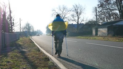 Військовий з Буковини на милицях пройшов понад 10 кілометрів, щоб зібрати на авто для побратимів Військовий з Буковини на милицях пройшов понад 10 кілометрів, щоб зібрати на авто для побратимів