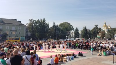 На майдані у Рівному відзначають День фізкультури і спорту. Що у програмі На майдані у Рівному відзначають День фізкультури і спорту. Що у програмі
