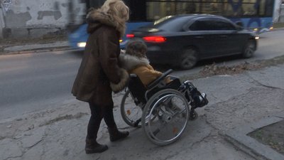Незручні зупинки та високі бордюри. Як облаштована інфраструктура Дніпра для маломобільних людей