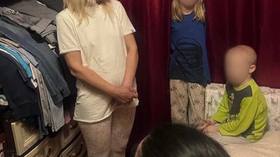 Жінка та діти, до яких прийшли працівники прокуратури в Харкові